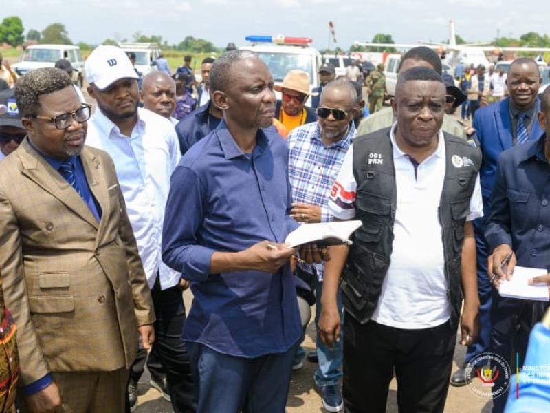 Le ministre John Banza Lunda entouré du Gouverneur de la province du Kwilu, lors de son inspection des chantiers devant accueillir la 13ᵉ conférence des Gouverneurs, à Bandundu