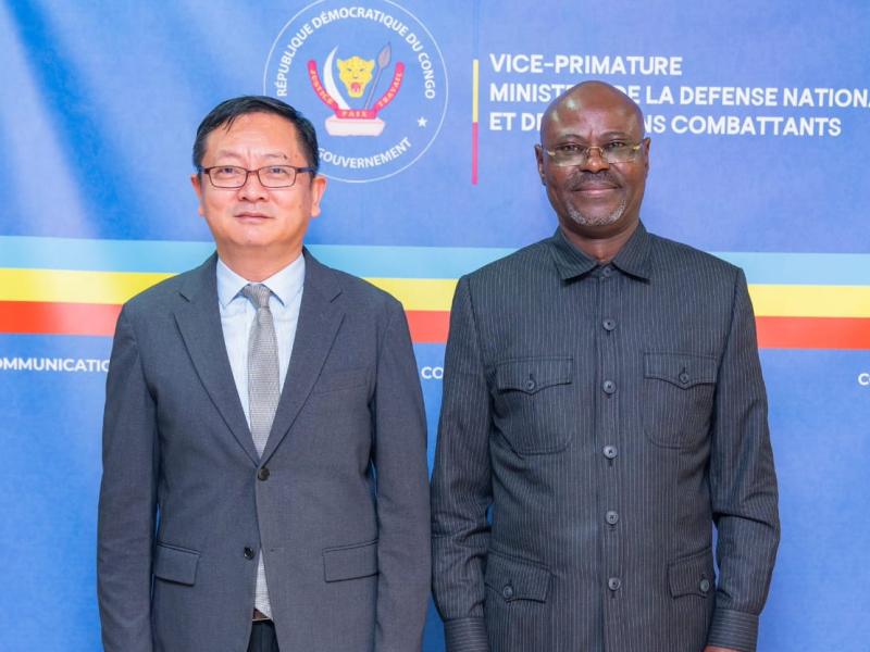 Le VPM de la Défense nationale Guy Kabombo Muadiamvita, et l’Ambassadeur Zhao Bin [photo d'illustration]