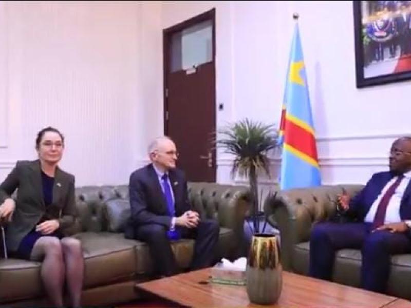 Le VPM de l'Intérieur Jacquemain Shabani Lukoo échangeant avec J. McCary, chargé d'affaires a.i de l'Ambassade des USA en RDC