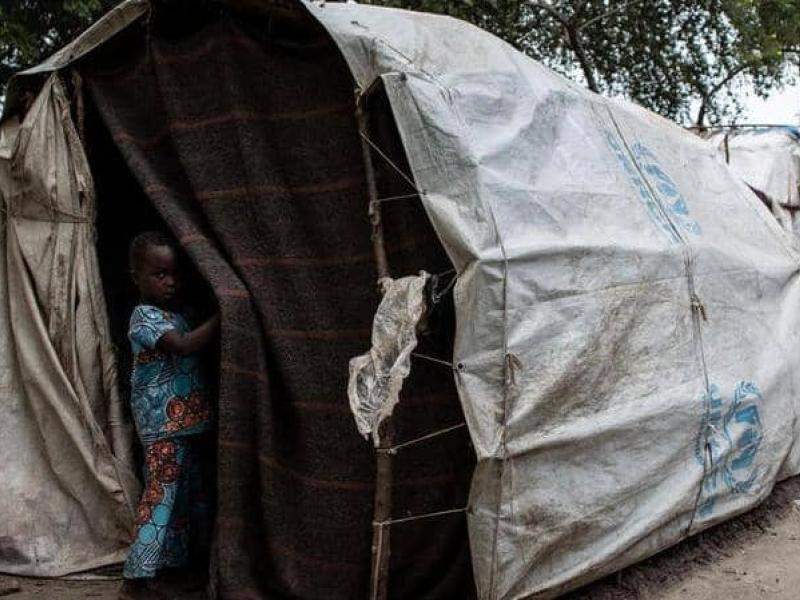 Un enfant se tient à l'entrée d'une tente dans un site de déplacés internes dans l’est de la RDC [photo d’illustration]