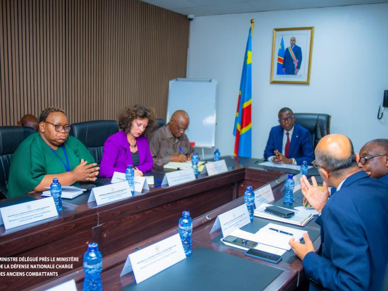 Le ministre délégué Eliezer Ntambwe, lors d'une réunion avec le corps diplomatique, jeudi 06 mars 2026, à Kinshasa