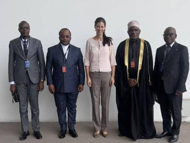 Archevêque Dodo Kamba, Président du CIC, entouré de la Conseillère de l'Ambassade de Belgique en RDC, et d'autres membres de la commission