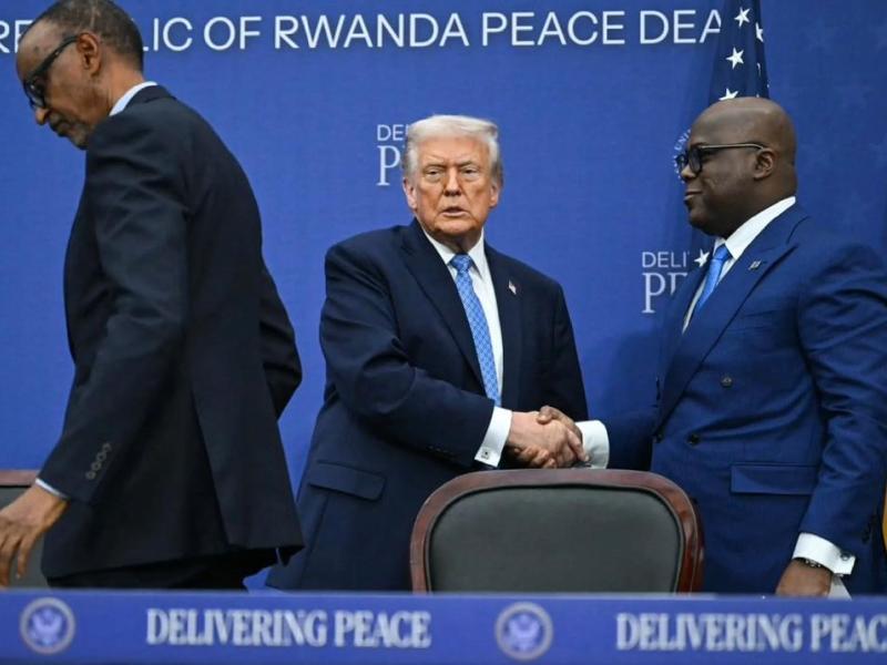 Donald Trump et Félix Tshisekedi, respectivement chefs d’Etats des USA et de la RDC, se serrent les mains après la signature des accords miniers.