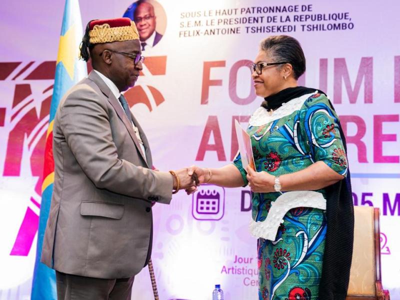 Poignée de mains entre la Première Ministre Judith Suminwa et un chef coutumier