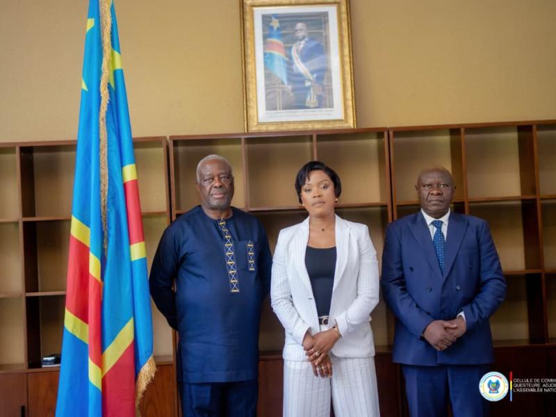 La députée Grâce Neema, placée au milieu des deux responsables du Centre Culturel et Artistique d'Afrique, lors de sa visite, ce vendredi 06 mars 2026