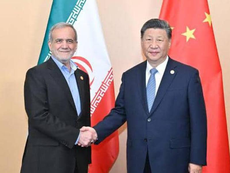 Le Président de l'État d'Iran Massoud PEZECHKIAN et son homologue chinois Xi JINPING lors d'un entretien