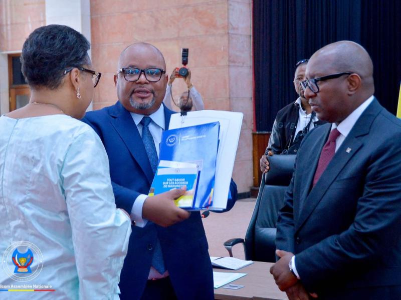 La Première ministre Judith Suminwa a déposé la loi sur l’accord de paix avec Kigali et l’accord stratégique avec Washington aux présidents des deux chambres du Parlement [photo d’illustration]