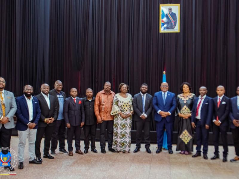 Le président de l'Assemblée nationale, Aimé Boni entouré de représentants des territoires touchées par la guerre d'agression rwandaise