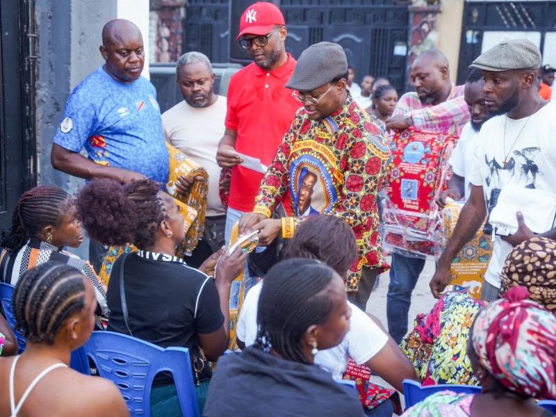 Le Député provincial Jared Phanzu échange avec les femmes de la Commune de Bandalungwa à l'occasion de la journée de la femme