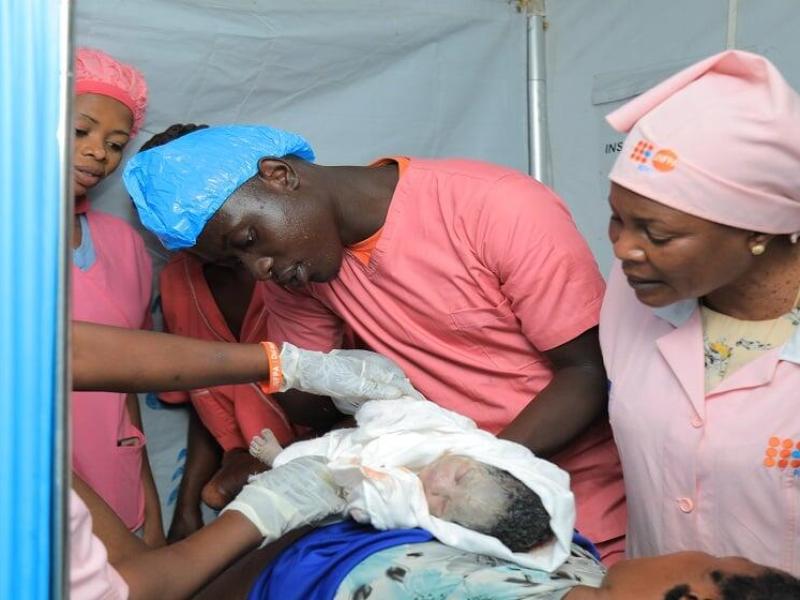 Des sage-femmes dirigeant un accouchement dans la clinique mobile du camp des déplacés de Lushagala près de Goma [photo d’illustration]