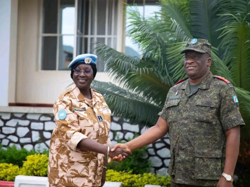 Le Gouverneur Militaire, le Lieutenant-General Johnny Luboya et une femme militaire de l'ONU [photo d'illustration]