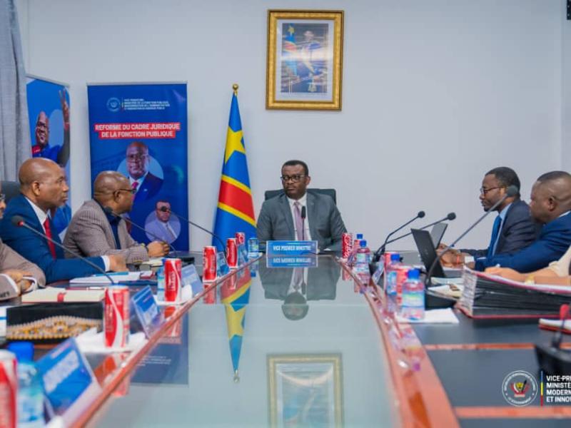 Jean-Pierre LIHAU EBUA, VPM de la Fonction Publique avec les membres de l'OSCEP, ce mercredi 11 mars 2026