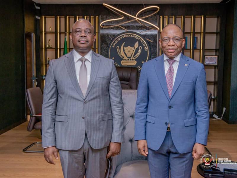 Le ministre de la Justice Guillaume Ngefa et l'Inspecteur Général, Chef des services de l'IGF, Christophe Bitasimwa au sortir de leur entretien, ce mercredi 11 mars 2026