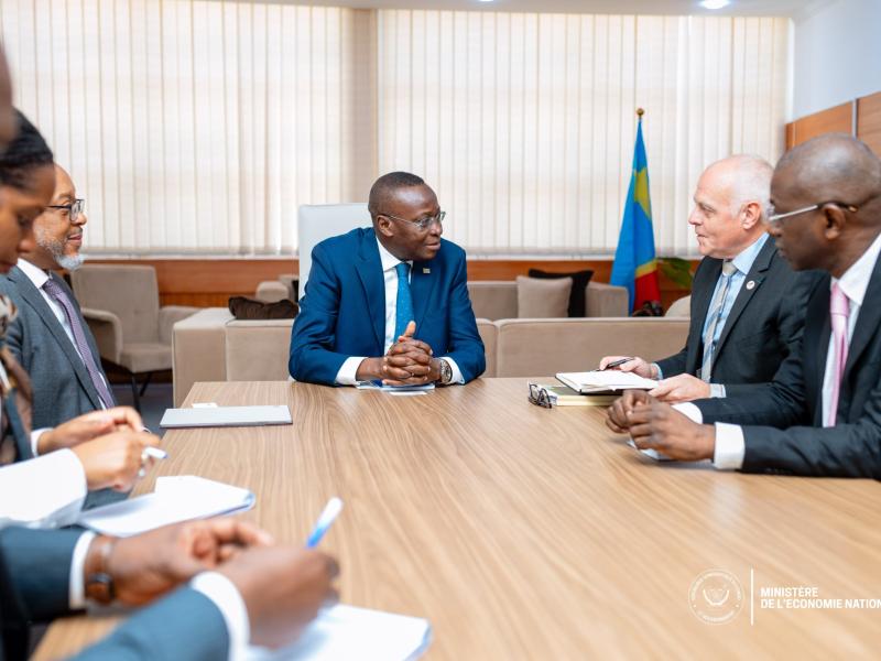 Le VPM de l’Économie nationale, Daniel Mukoko Samba, et la délégation de la société TotalEnergies [photo d'illustration]