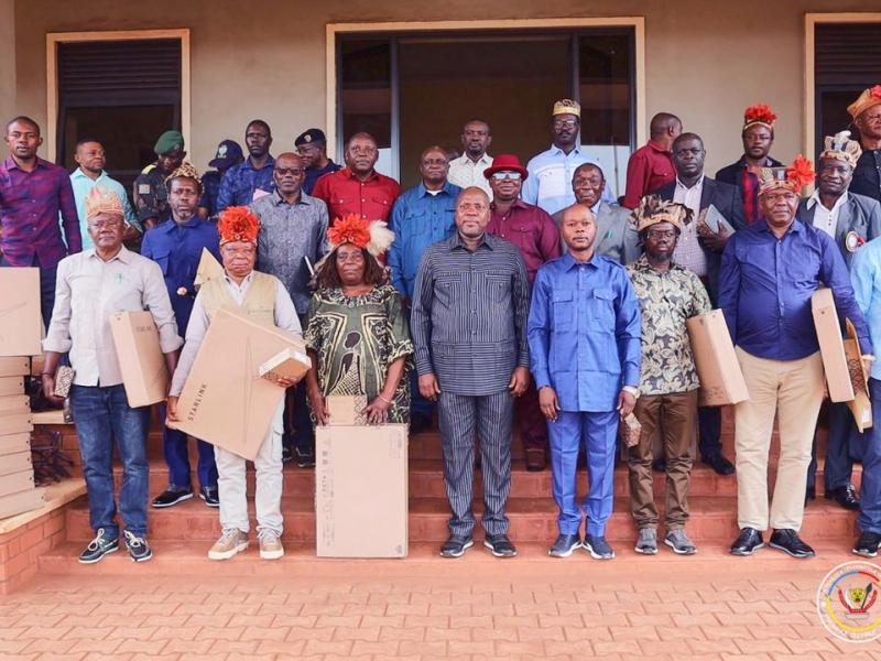 Le Gouverneur Jean Bakomito entouré des quelques responsables de la territoriale de la prince du Haut-Uele