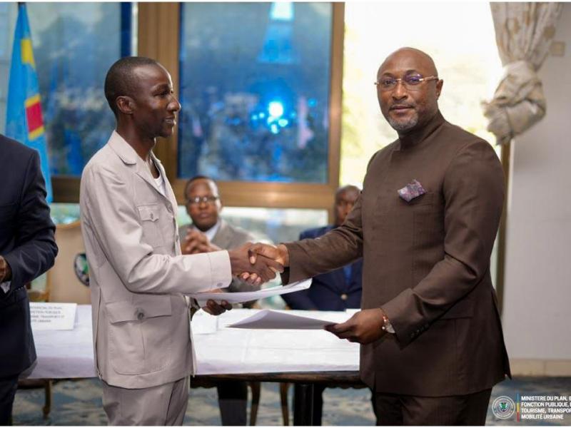 Poignée de main entre le ministre provincial de la Fonction publique Jésus-Noël Sheke et le représentant de l'intersyndicale de l'administration urbaine