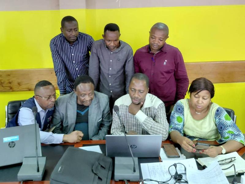 Quelques membres de la Task Force multi sectorielle de communication en Santé publique lors d'une réunion tenue à Kinshasa