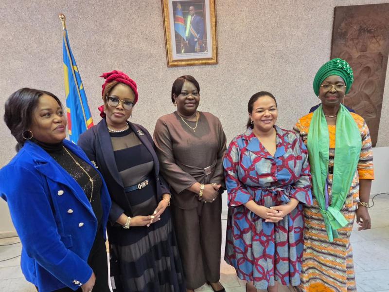 La ministre des affaires étrangères Thérèse Kayikwamba et quelques femmes de la diaspora congolaise en Belgique [photo d'illustration]