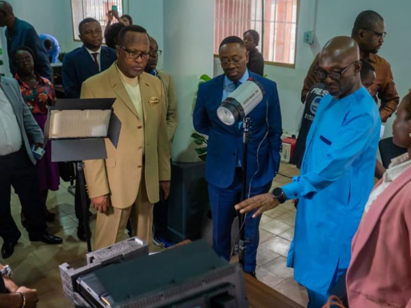 Magloire Kabemba, ministre provincial des Finances et son collègue en charge de la Sécurité publique lors de la cérémonie du lancement de la carte de résidence pour les étrangers