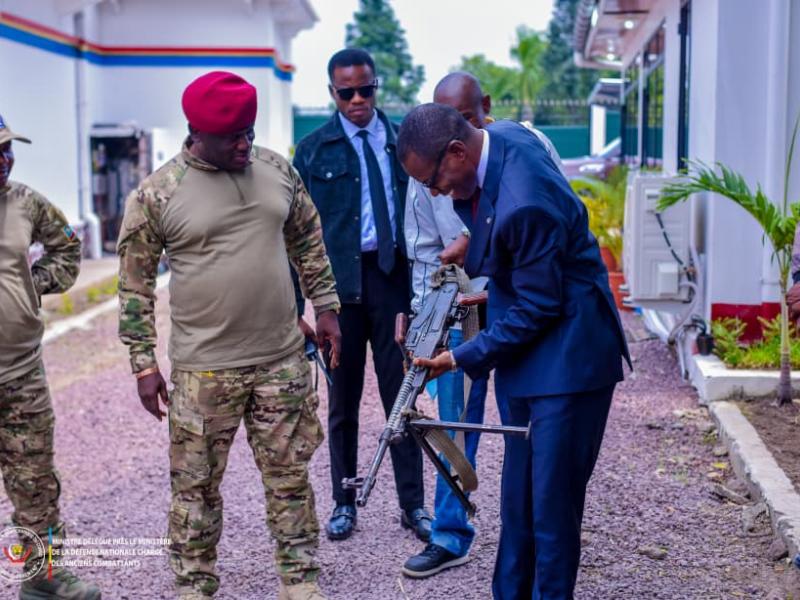 Le ministre délégué Eliezer Ntambwe réceptionne l'arsenal militaire, vendredi 13 mars 2026