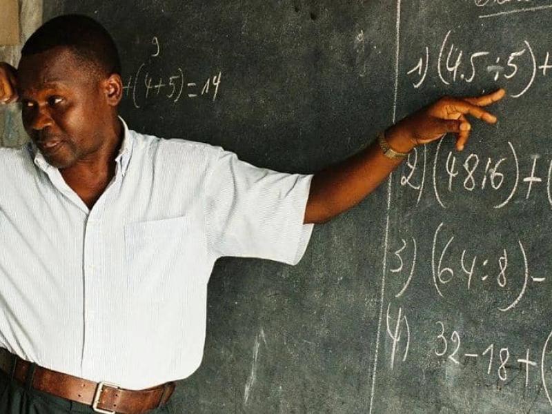 Un enseignant des mathématiques [photo d'illustration]