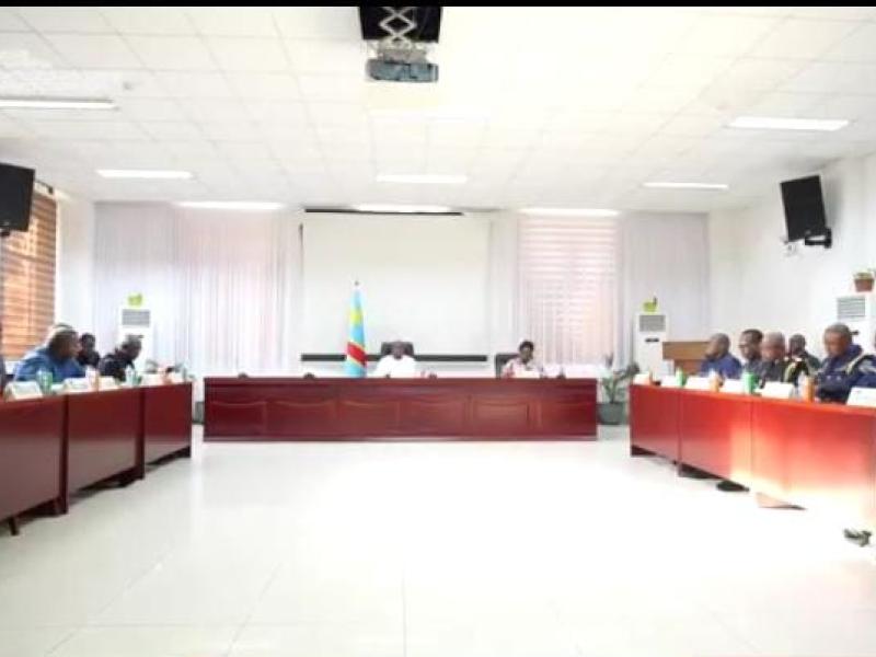 Le VPM de l'Interieur Jacquemain Shabani lors d'une réunion avec les responsables de la sécurité de la ville de Kinshasa