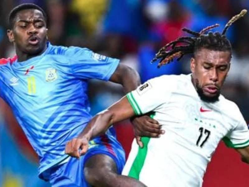 Le milieu du terrain congolais, Noah Sadiki en duel avec celui du Nigeria Alex Iwobi. [Photo d'illustration]