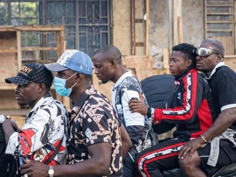 Les présumés assassins de Freddy EKOFO, à motos après leur forfait dans le quartier Yolo-Nord, à Kinshasa.