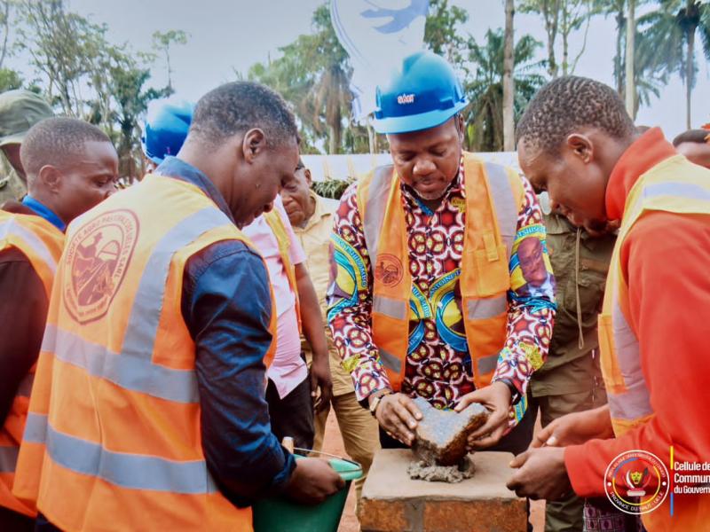 Le Gouverneur Jean Bakomito pose la première pierre pour la construction d'une école primaire à Wamba