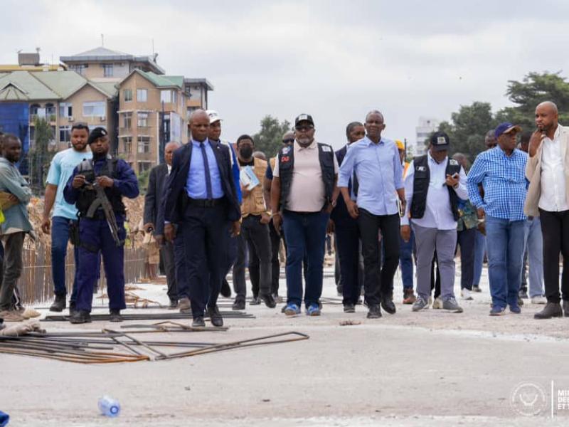 Le ministre des Infrastructures, John Banza lors d'une tournée d'inspection des chantiers d'urgence de la ville province de Kinshasa
