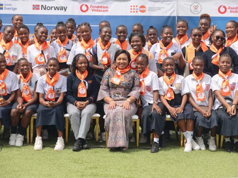La Première Dame Denise Nyakeru Tshisekedi, entourée de jeunes filles et de femmes lors de cette activité [photo d’illustration]
