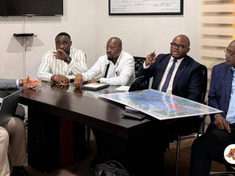 Le DG Popol Mabolia Yenga reçoit Eddy Kioni, DG de Buenassa Resources Sarl, dans le cadre du partenariat RDC – USA sur les minerais critiques