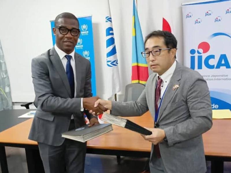 Les représentants du HCR et de la JICA après la signature d’un accord visant à améliorer la sécurité humaine et la prise en charge des déplacées et réfugiés de la RDC
