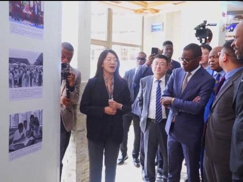 Le Ministre délégué Eliezer Ntambwe et son collègue Patrick Muyaya lors du forum médias Chine, mardi 17 mars 2026