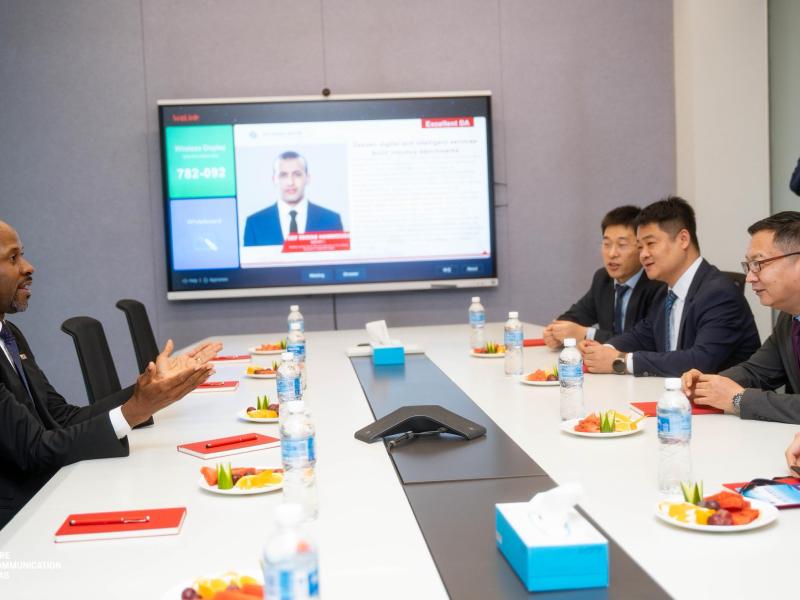 Le ministre de la Communication et Médias, Porte-parole du Gouvernement Congolaise, Patrick Muyaya, échange avec la délégation de Huawei RDC