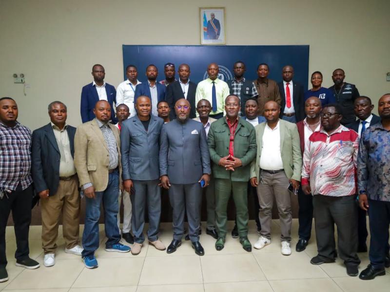 Photo de famille des ministres provinciaux Jésus-Noël Sheke et Jeannot Canon Larose, entourés des représentants des associations de motocyclistes de Kinshasa