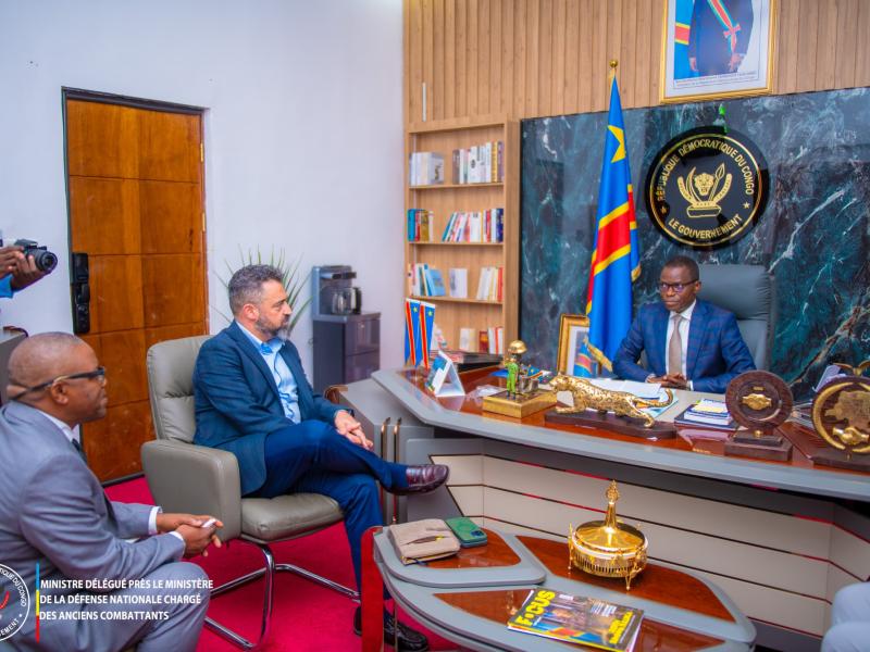 Le Ministre délégué à la défense Eliezer Ntambwe et le Conseiller politique de Lucy Tamlyn, mercredi 18 mars 2026