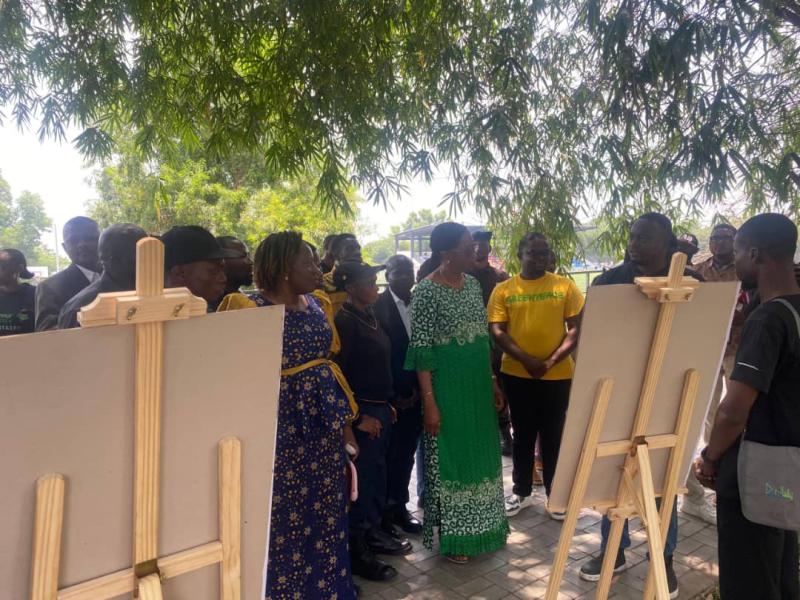 La Rectrice de l'UPN Yvonne Ibebeke Bomangwa Saila entourée des membres de Greenpeace Afrique et des chercheurs.