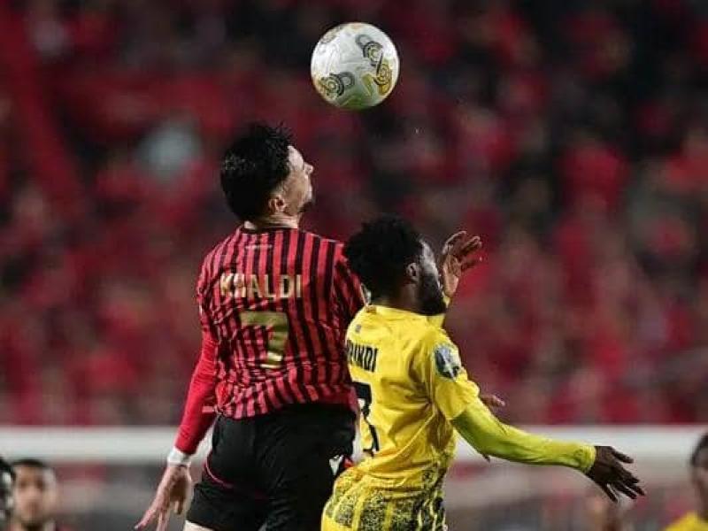 Un joueur de Maniema Union en duel avec celui de l'USM Alger.