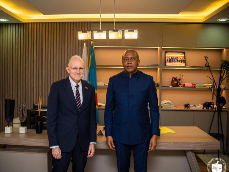 Le chargé d'affaires de l'ambassade des États-Unis Ian Mc CARY et le Président de la CENI Denis Kadima