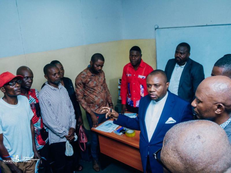 Jérémie KILUBU MATONDO, DG ai de Transco et quelques employés de l'entreprise, lors d'une séance de contrôle physique