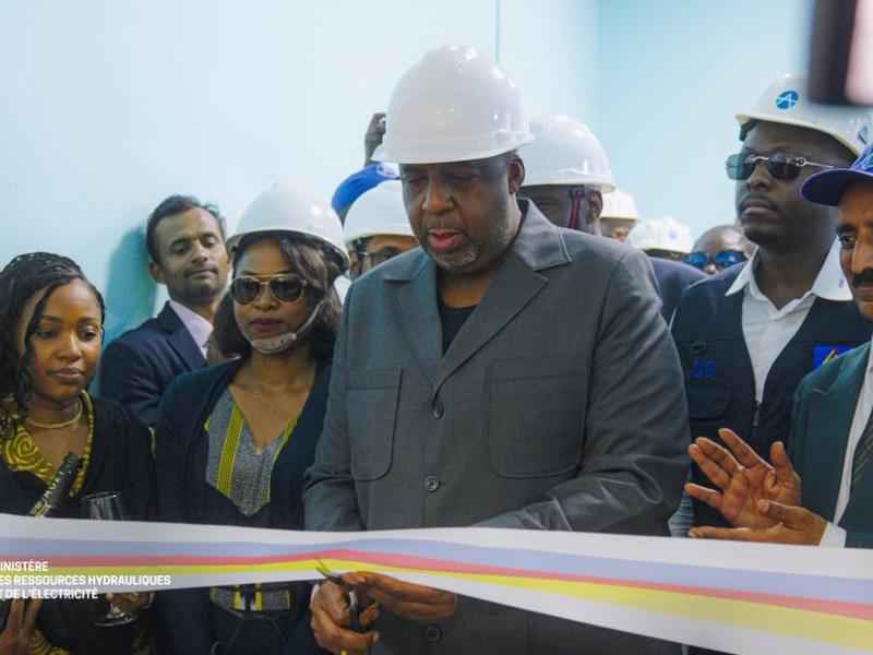 Le ministre des Ressources hydrauliques et de l’Électricité, Aimé Sakombi Molendo, procédant à la coupure du ruban lors de l’inauguration de la centrale de Kakobola [photo d’illustration]