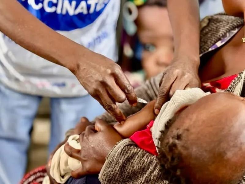 Un nourrisson reçoit le vaccin contre la rougeole [photo d’illustration]
