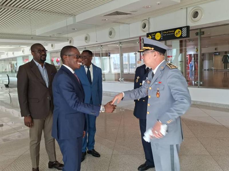 Le Ministre délégué Eliezer Ntambwe accueilli par deux officiels marocains, à l'aéroport international Mohamed V, lundi 23 mars 2026