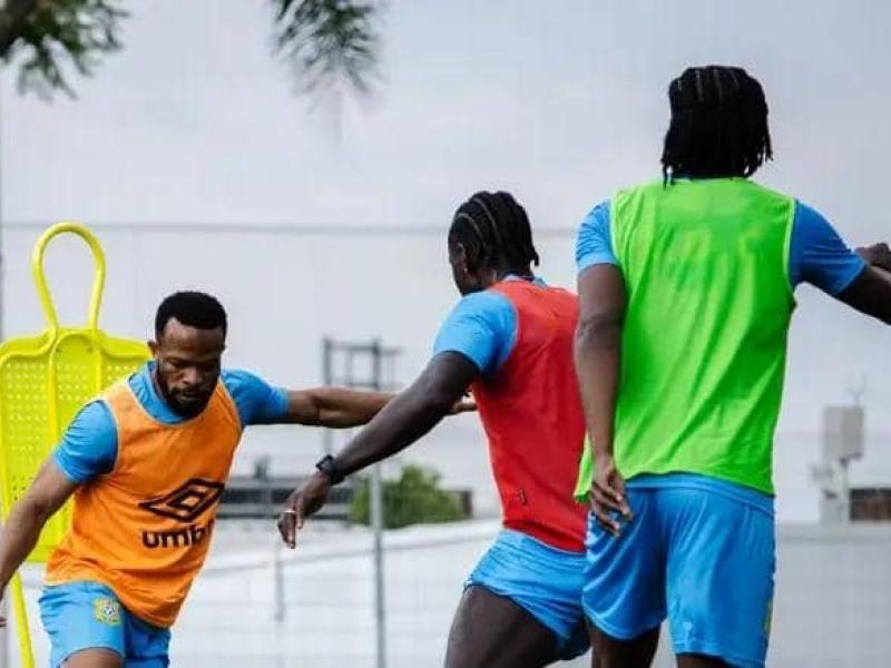 Meschack Elia en face à face avec Axel Tuanzebe lors d'une séance d'entraînement à Guadalajara.