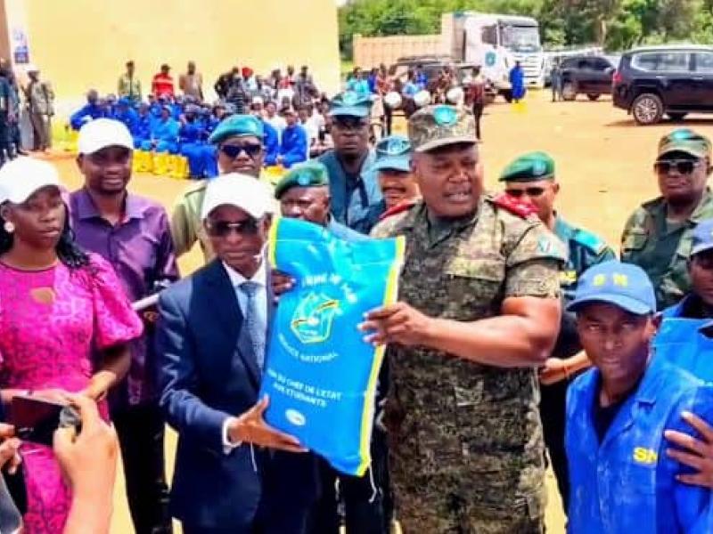 Le Lieutenant-général Jean-Pierre Kasongo Kabwik et quelques membres du Service National à l'université officielle de Mbujimayi.