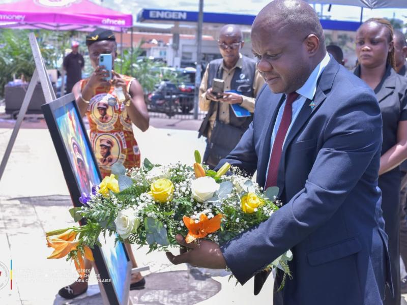 Le ministre Crispin Mbadu dépose une gerbe de fleurs au monument dédié a Joseph Kasa-Vubu, situé au rond-point Kimpwanza [photo d'illustration]