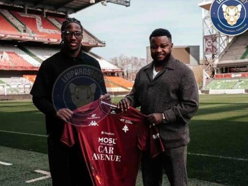 Nathan MBALA et son père, Biscotte MBALA MBUTA, lors de sa présentation en tant que joueur professionnel du FC Metz