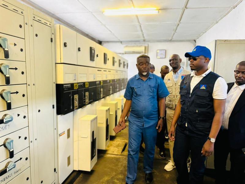 Le DG Teddy Lwamba en tournée d'itinérance dans les installations électriques de la SNEL, à Kikwit