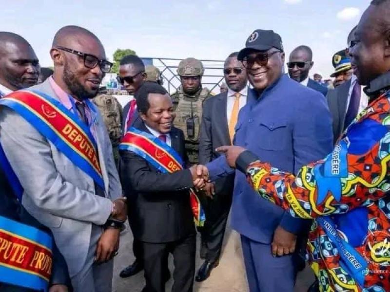 Une poignée de mains entre le Président Félix-Antoine Tshisekedi et le député provincial Paulin KIYANKAYI alias, "l'homme du français rafistolé "